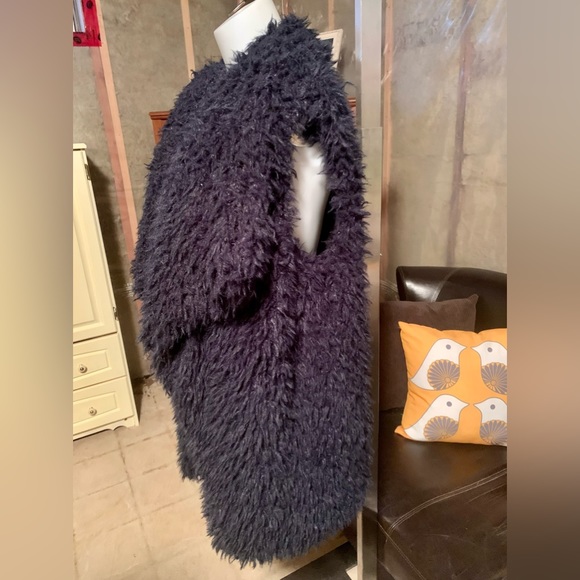 Navy Zara faux fur vest. Size M (easily fits L). Excellent condition. - Picture 3 of 5